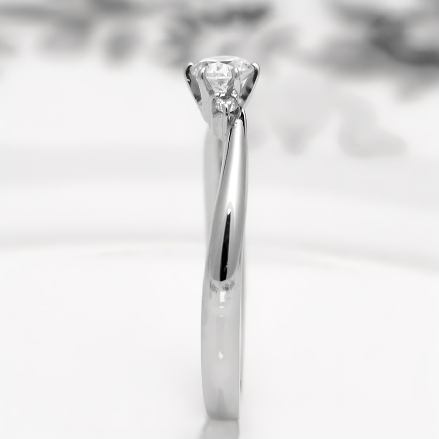 婚約指輪 アイスブルーダイヤ入 シンプルで緩やかなウェーブデザインの指輪 EHa02Bb-0.18ct,G,SI2,G-Pt