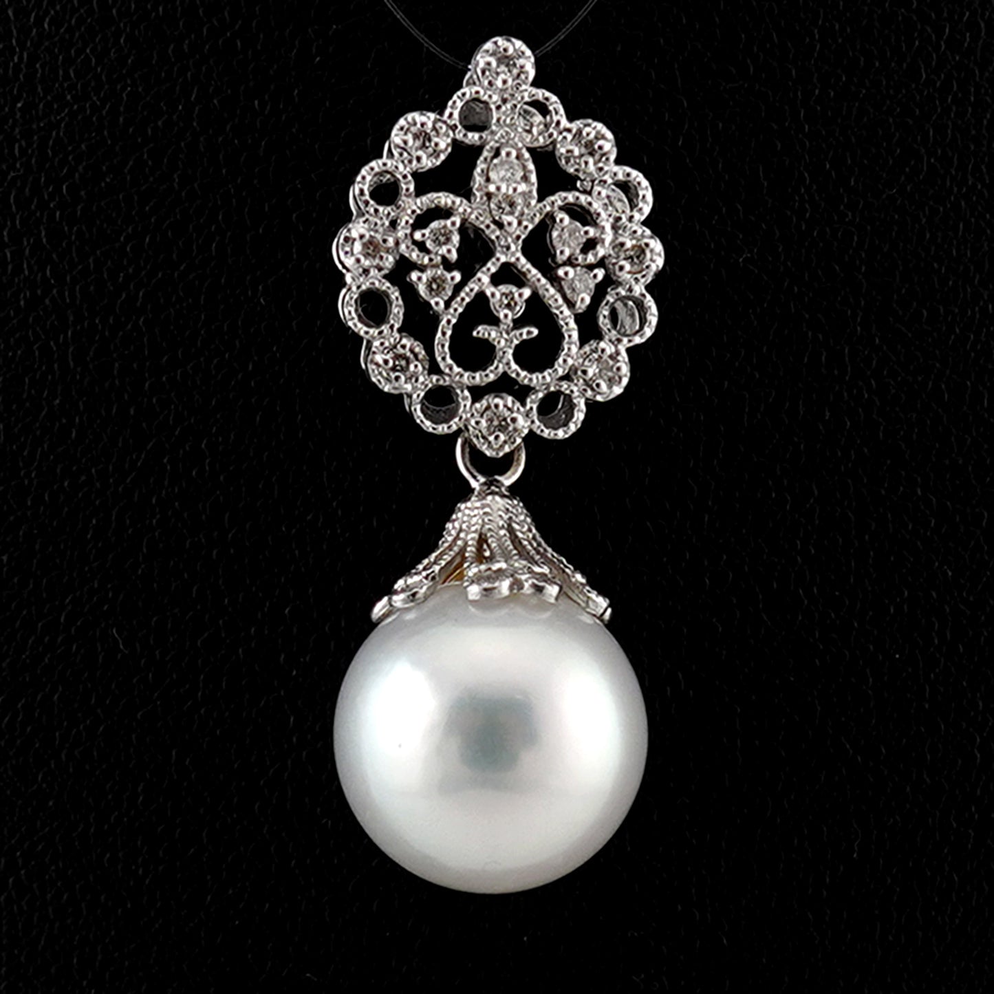 白蝶真珠ペンダントトップ シルバーホワイト系の中に淡いピンク系の色が見られる色・照りが美しい高品質の白蝶真珠（13.8mm） PHSC-13.8mm-K18WG-SE04110601