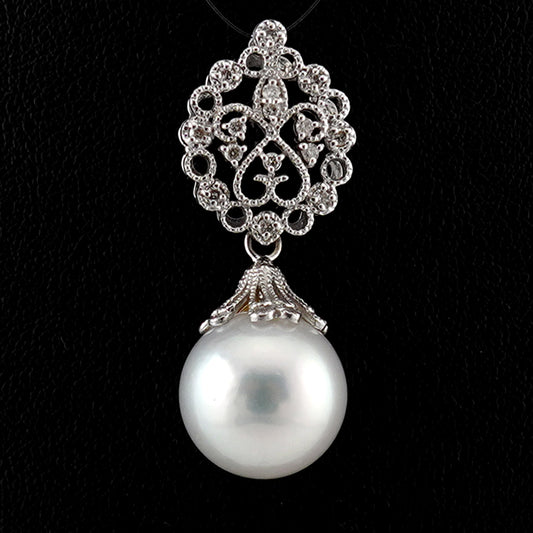 白蝶真珠ペンダントトップ シルバーホワイト系の中に淡いピンク系の色が見られる色・照りが美しい高品質の白蝶真珠（13.8mm） PHSC-13.8mm-K18WG-SE04110601