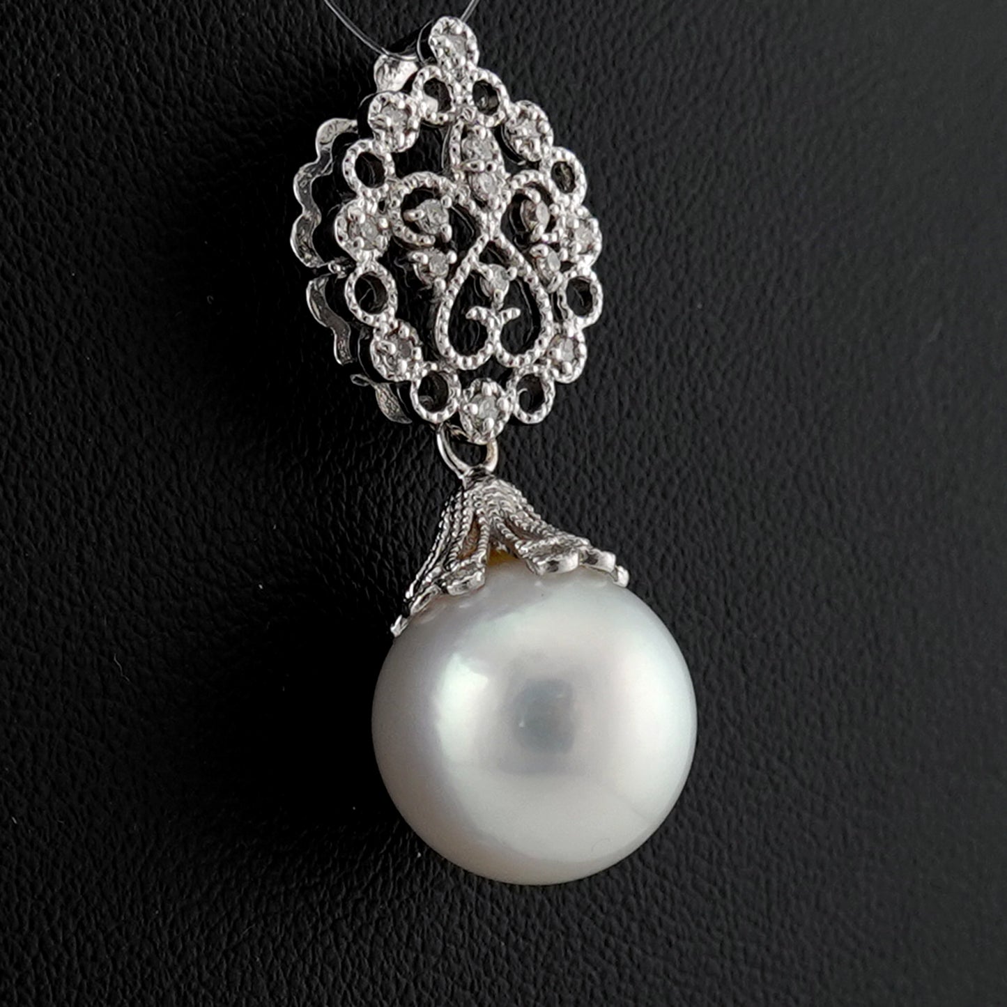 白蝶真珠ペンダントトップ シルバーホワイト系の中に淡いピンク系の色が見られる色・照りが美しい高品質の白蝶真珠（13.8mm） PHSC-13.8mm-K18WG-SE04110601