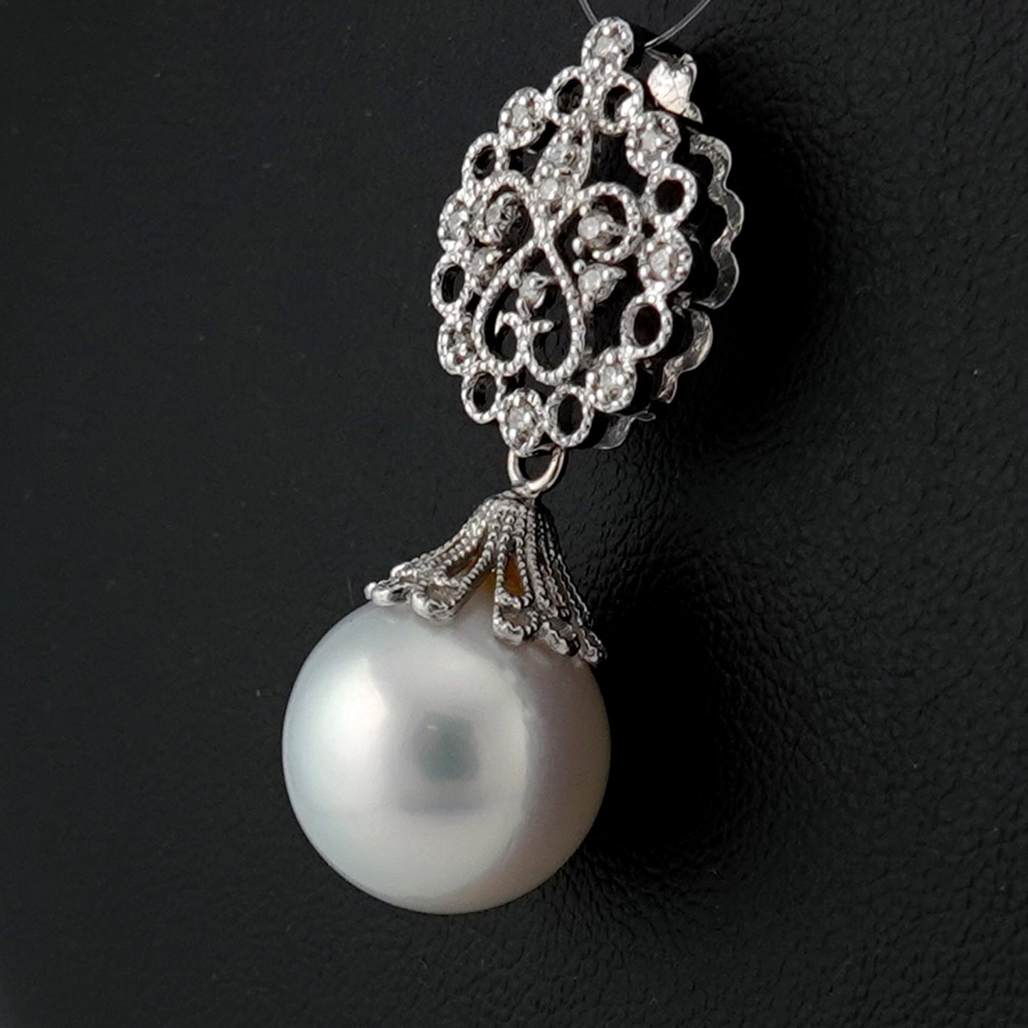 白蝶真珠ペンダントトップ シルバーホワイト系の中に淡いピンク系の色が見られる色・照りが美しい高品質の白蝶真珠（13.8mm） PHSC-13.8mm-K18WG-SE04110601