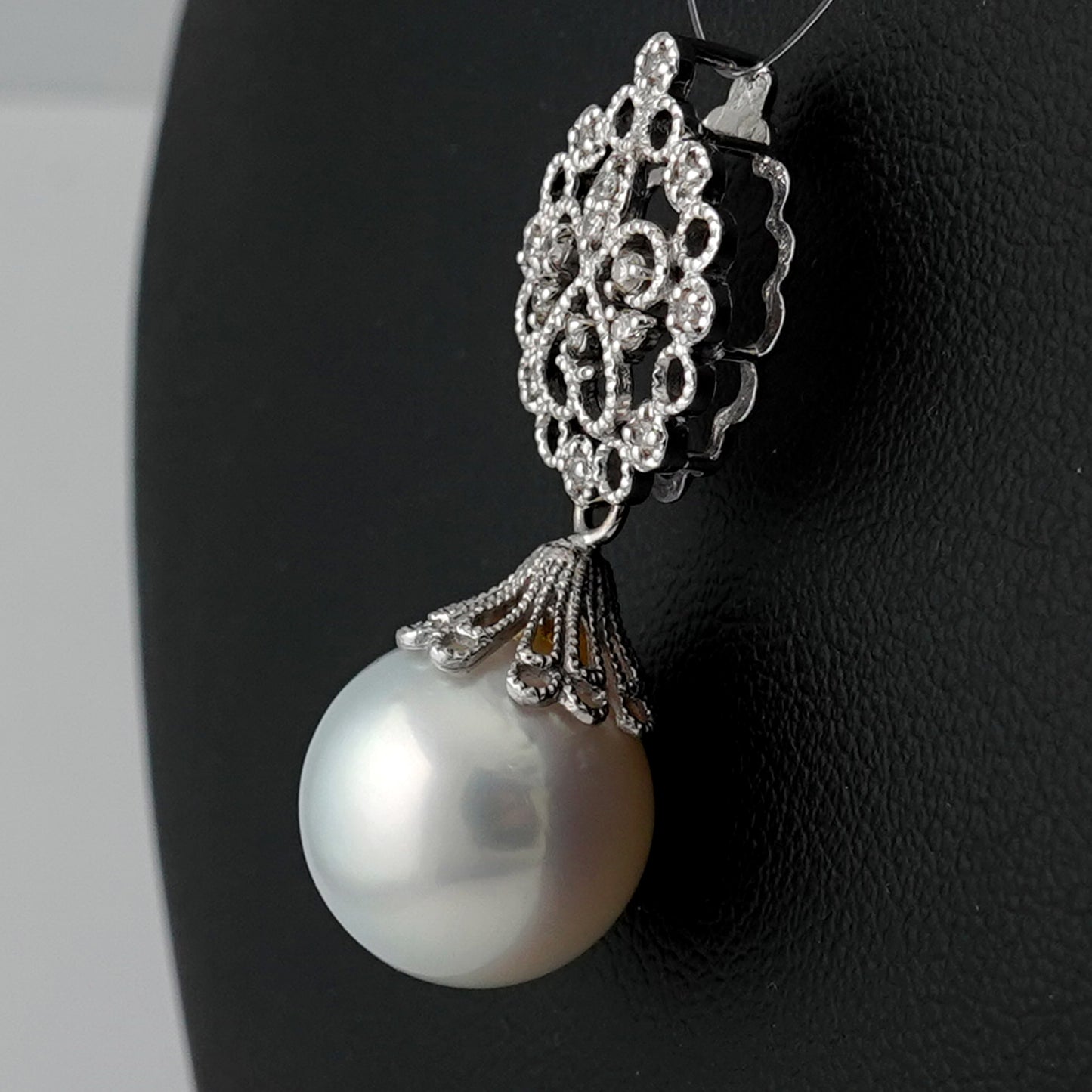 白蝶真珠ペンダントトップ シルバーホワイト系の中に淡いピンク系の色が見られる色・照りが美しい高品質の白蝶真珠（13.8mm） PHSC-13.8mm-K18WG-SE04110601