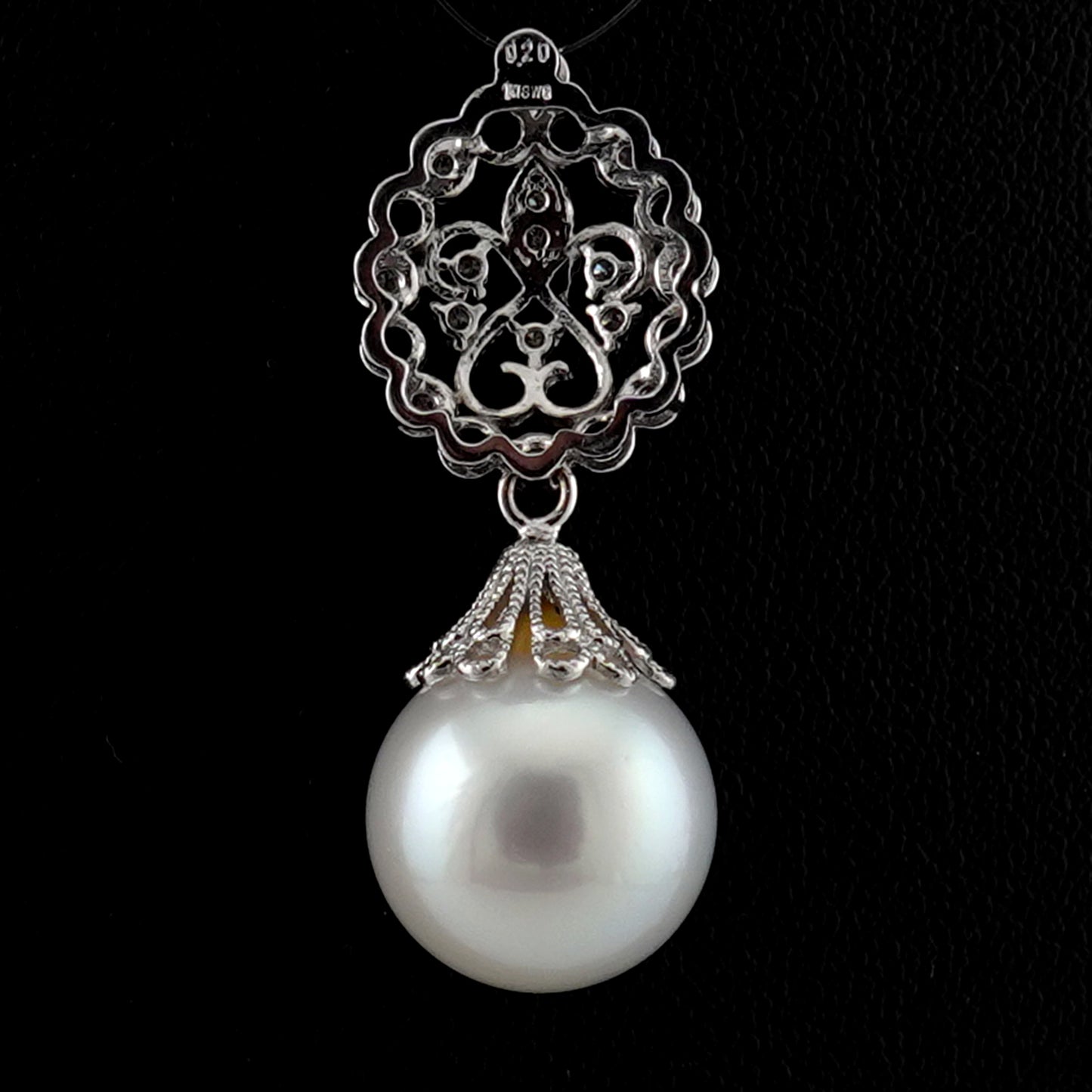 白蝶真珠ペンダントトップ シルバーホワイト系の中に淡いピンク系の色が見られる色・照りが美しい高品質の白蝶真珠（13.8mm） PHSC-13.8mm-K18WG-SE04110601