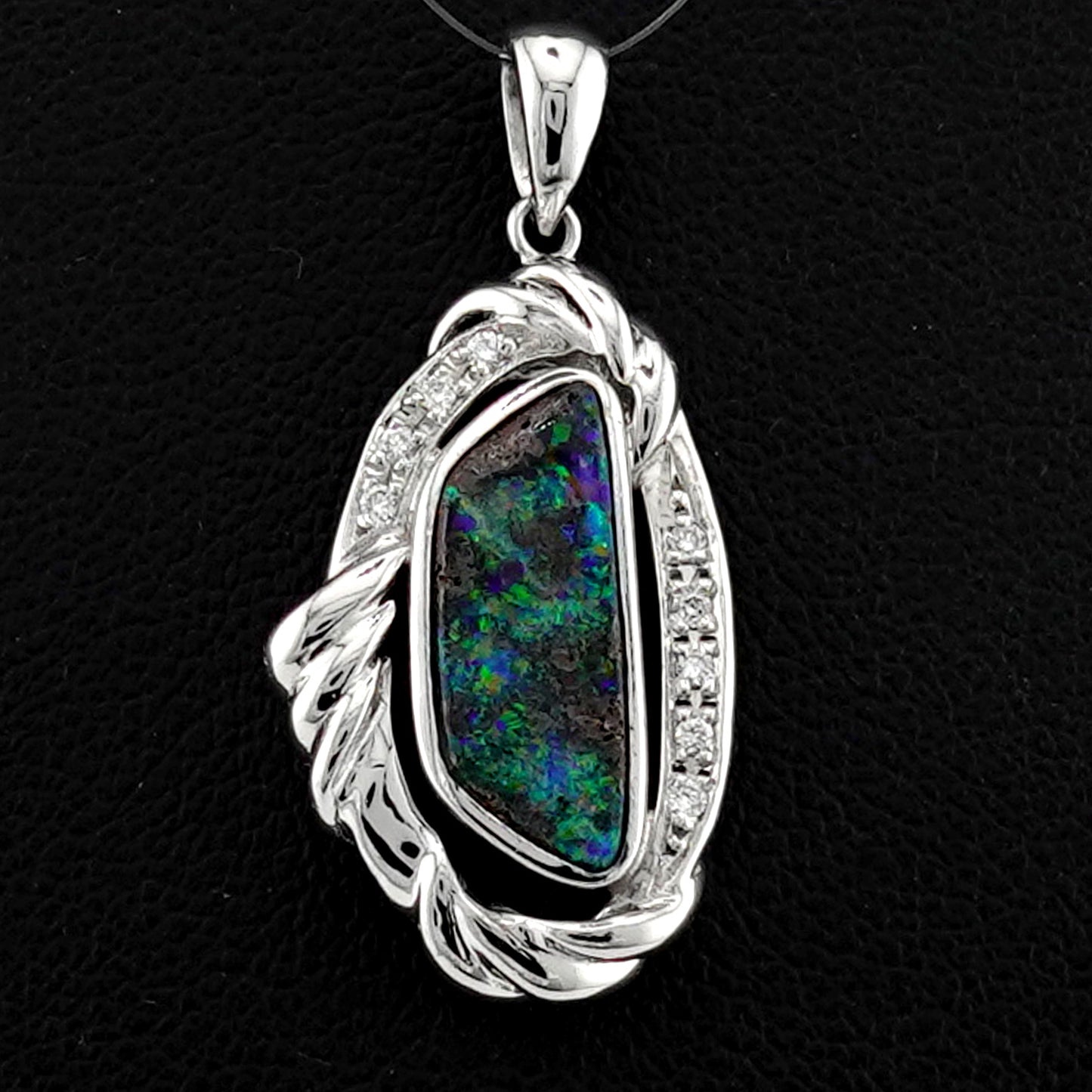 ボルダーオパールペンダントトップ プラチナをたっぷり使った高級品、遊色部分が登り龍に見えます（Pt.900） KP21079