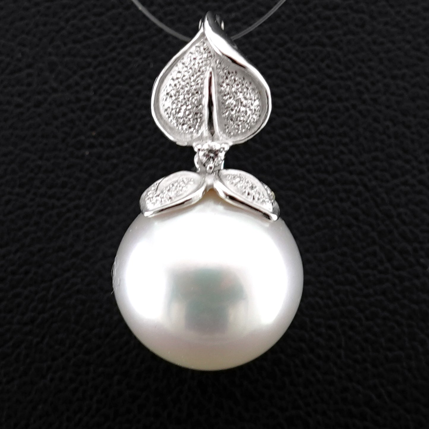 白蝶真珠ペンダントトップ 色・照りが美しい最高品質の白蝶真珠（13.5mm）ジョイントバチカン付 PHSC-13.5mm-K18WG-P116