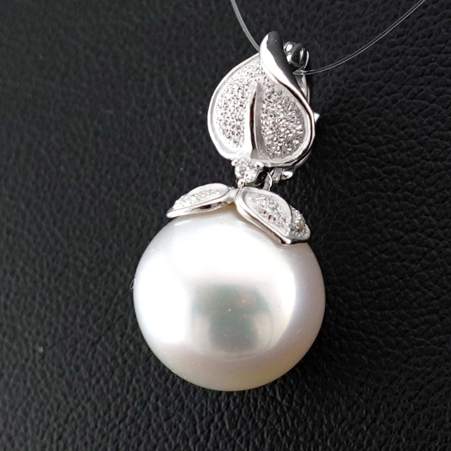 白蝶真珠ペンダントトップ 色・照りが美しい最高品質の白蝶真珠（13.5mm）ジョイントバチカン付 PHSC-13.5mm-K18WG-P116