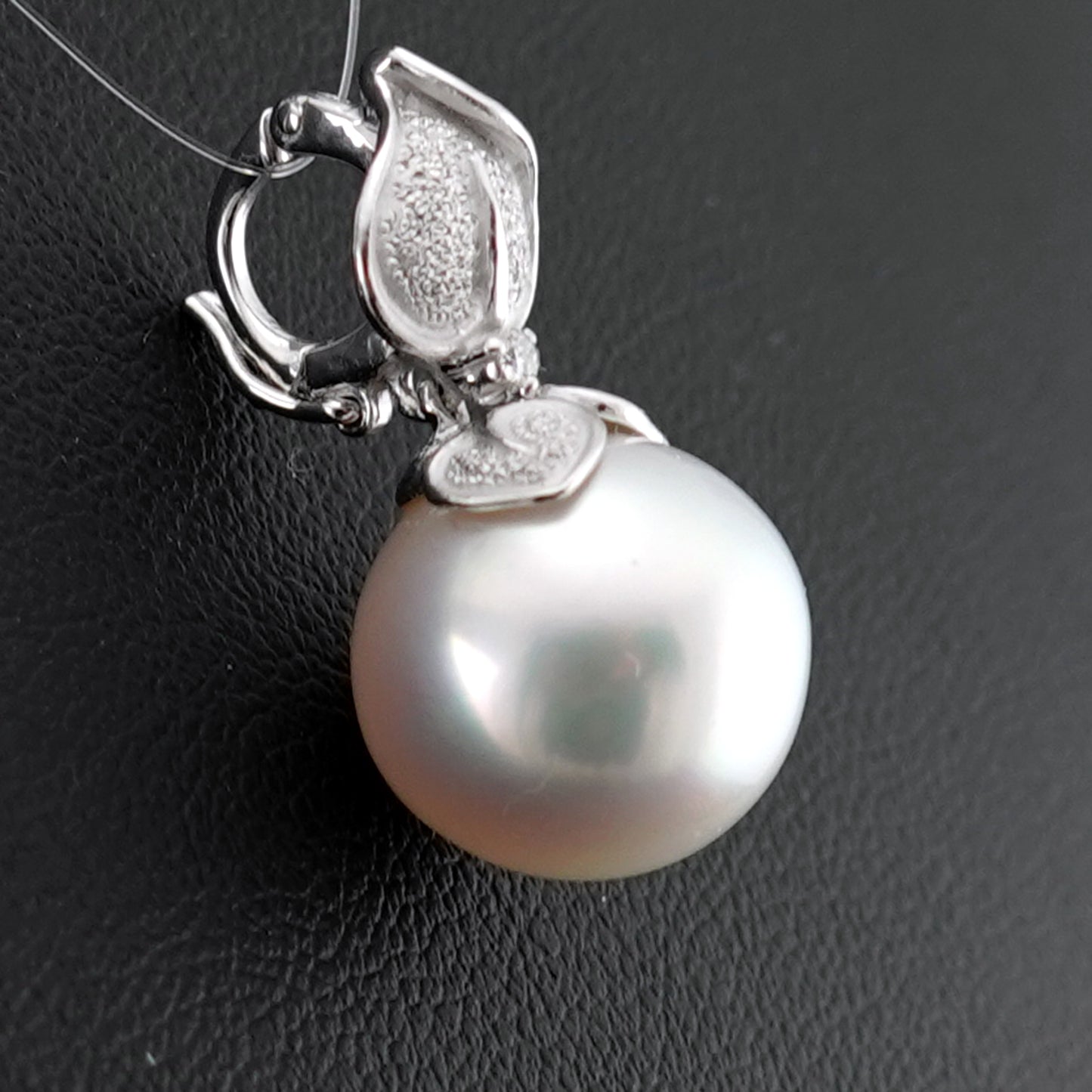 白蝶真珠ペンダントトップ 色・照りが美しい最高品質の白蝶真珠（13.5mm）ジョイントバチカン付 PHSC-13.5mm-K18WG-P116