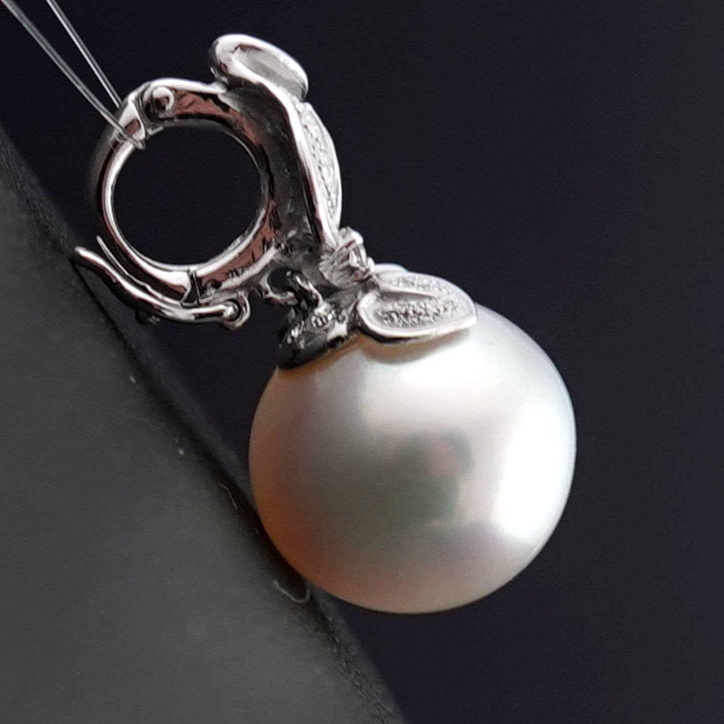 白蝶真珠ペンダントトップ 色・照りが美しい最高品質の白蝶真珠（13.5mm）ジョイントバチカン付 PHSC-13.5mm-K18WG-P116