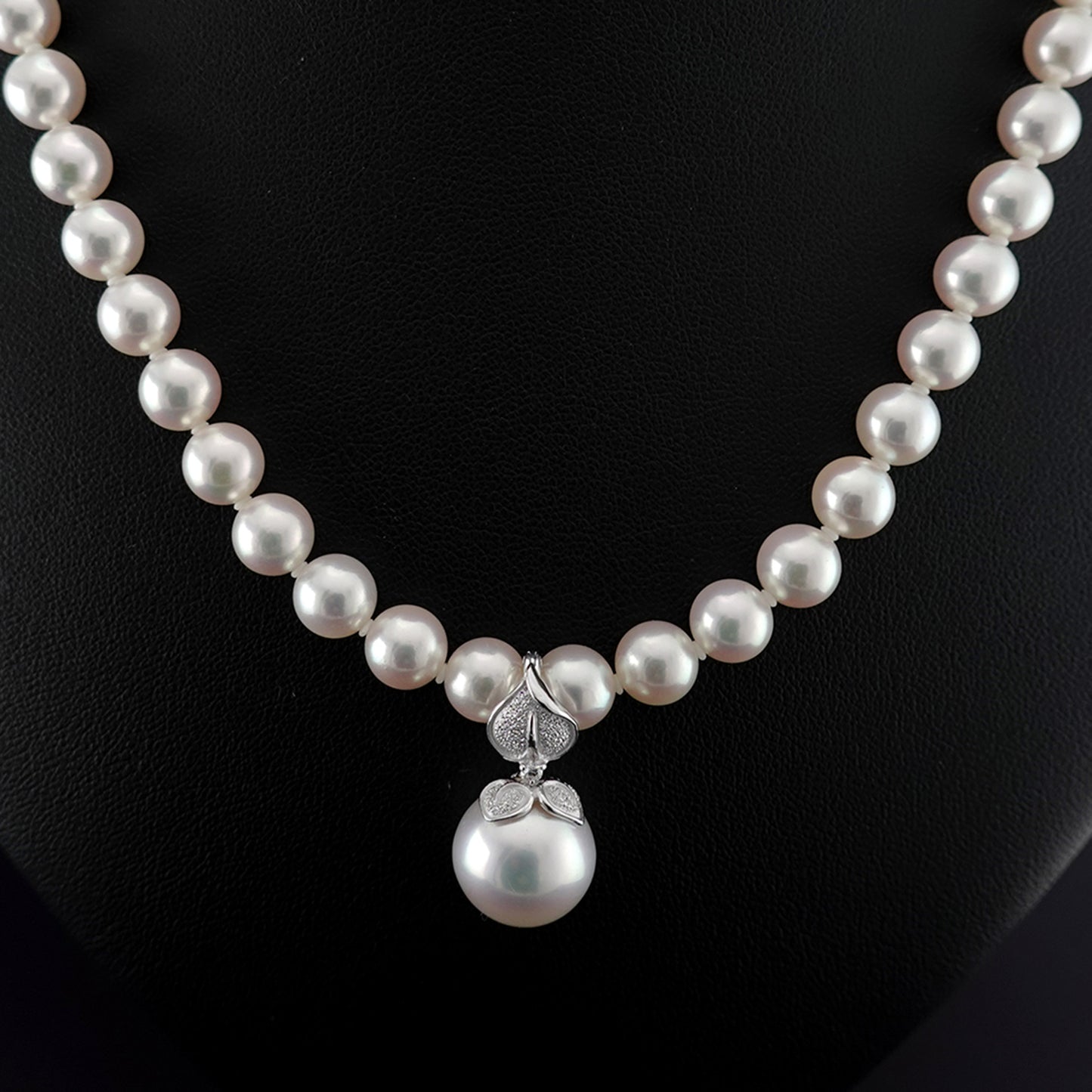 白蝶真珠ペンダントトップ 色・照りが美しい最高品質の白蝶真珠（13.5mm）ジョイントバチカン付 PHSC-13.5mm-K18WG-P116