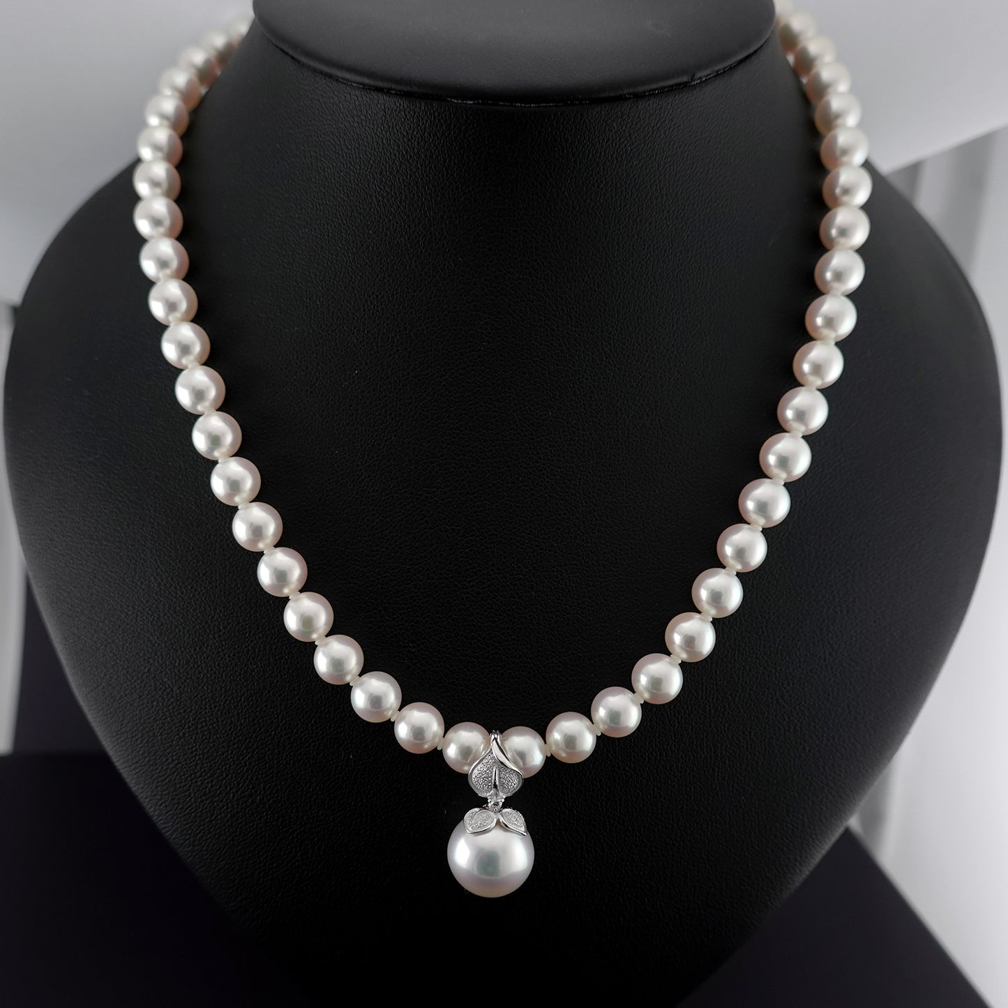 白蝶真珠ペンダントトップ 色・照りが美しい最高品質の白蝶真珠（13.5mm）ジョイントバチカン付 PHSC-13.5mm-K18WG-P116