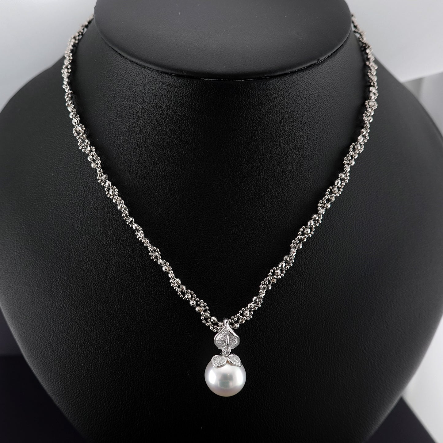 白蝶真珠ペンダントトップ 色・照りが美しい最高品質の白蝶真珠（13.5mm）ジョイントバチカン付 PHSC-13.5mm-K18WG-P116