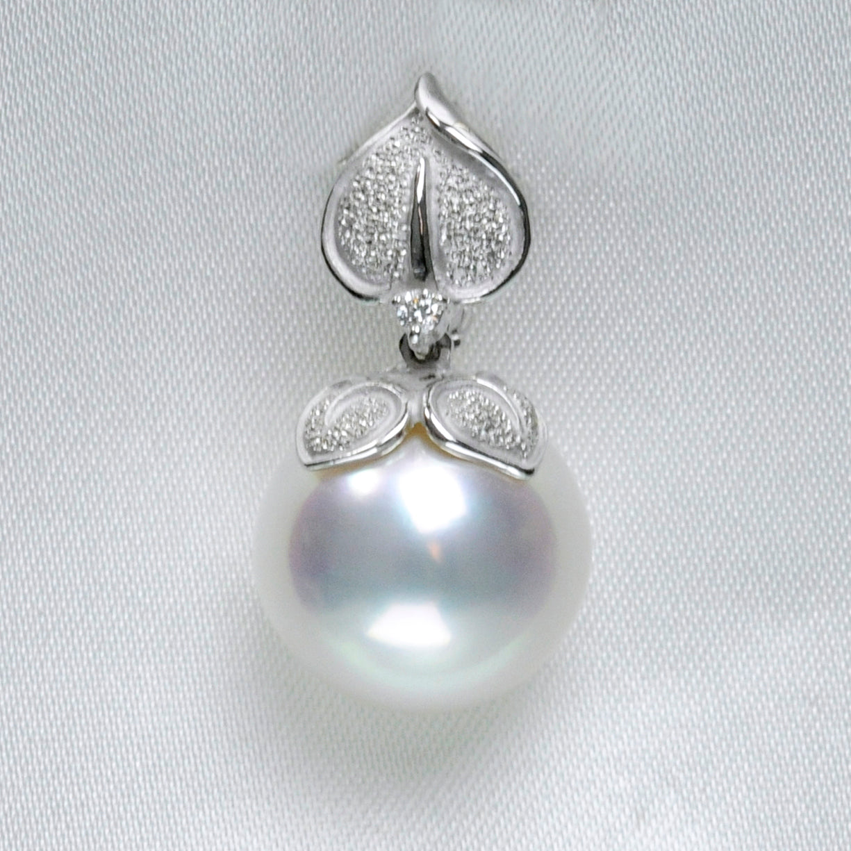 白蝶真珠ペンダントトップ 色・照りが美しい最高品質の白蝶真珠（13.5mm）ジョイントバチカン付 PHSC-13.5mm-K18WG-P116