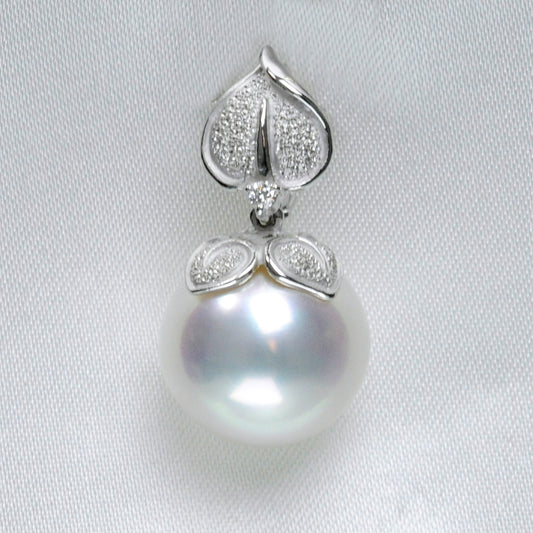 白蝶真珠ペンダントトップ 色・照りが美しい最高品質の白蝶真珠（13.5mm）ジョイントバチカン付 PHSC-13.5mm-K18WG-P116