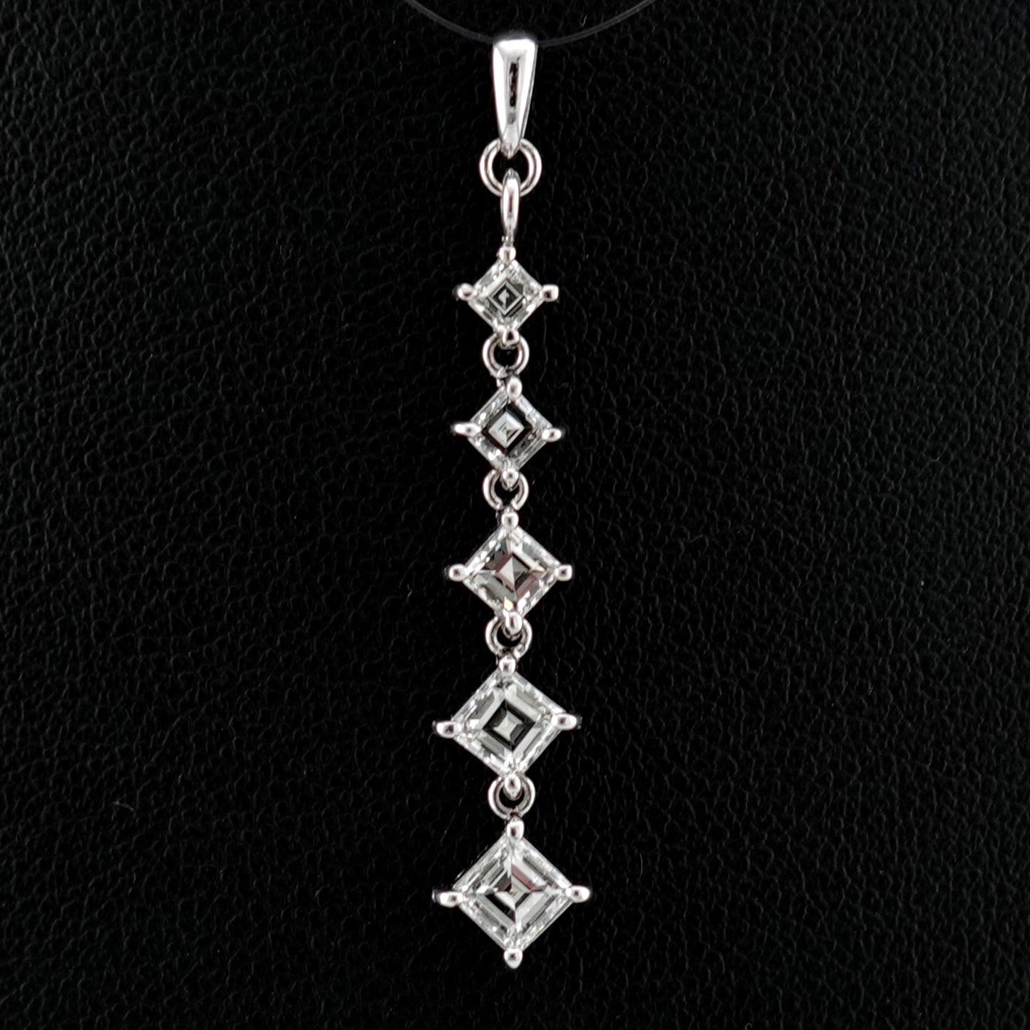 ダイヤモンドペンダントトップ 合計1.06ctのキズが少なく透明度の高い輝きの良いスクエアステップカットダイヤモンドを使用 DPH-SST-1.06ct/5p-OO06112105-K18WG