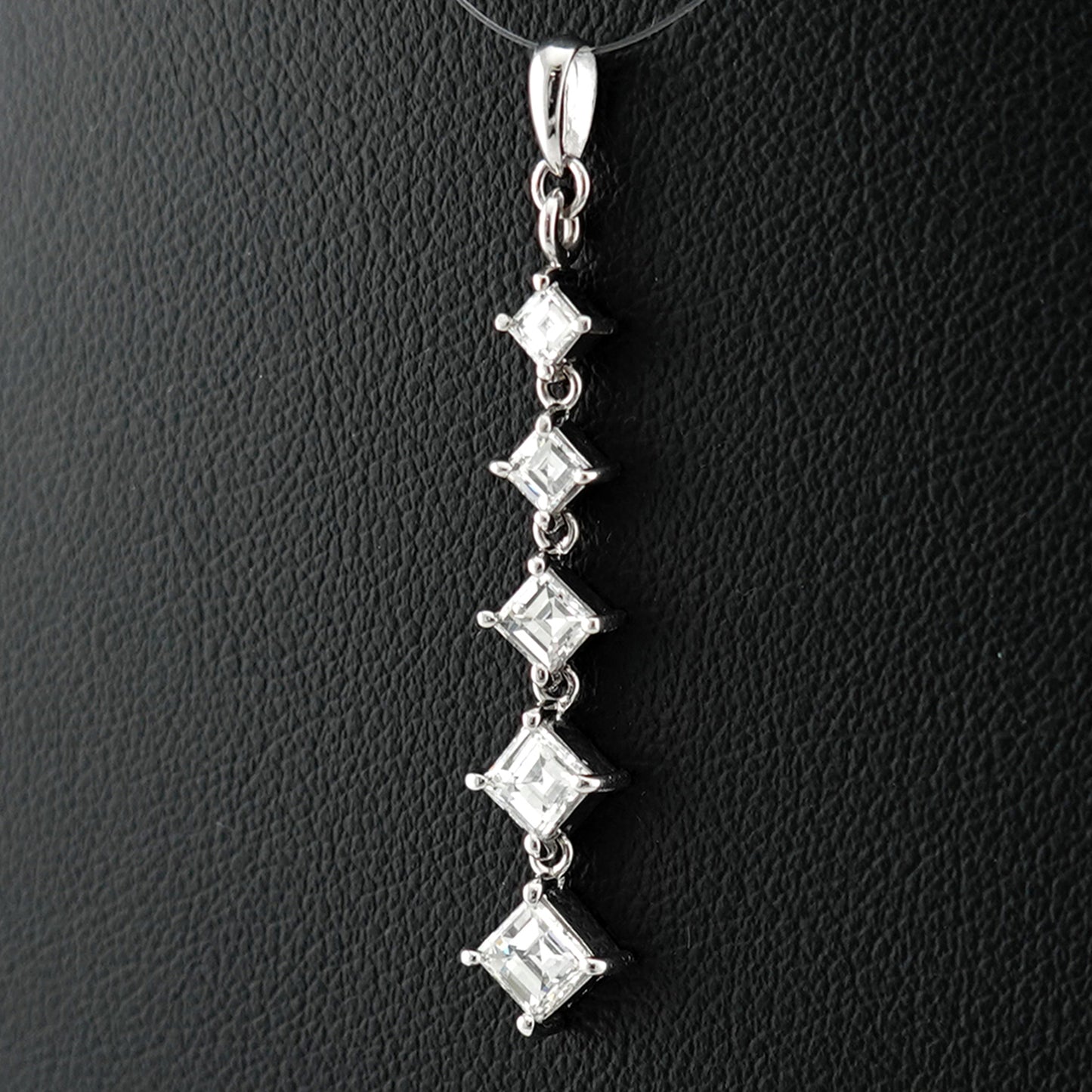 ダイヤモンドペンダントトップ 合計1.06ctのキズが少なく透明度の高い輝きの良いスクエアステップカットダイヤモンドを使用 DPH-SST-1.06ct/5p-OO06112105-K18WG