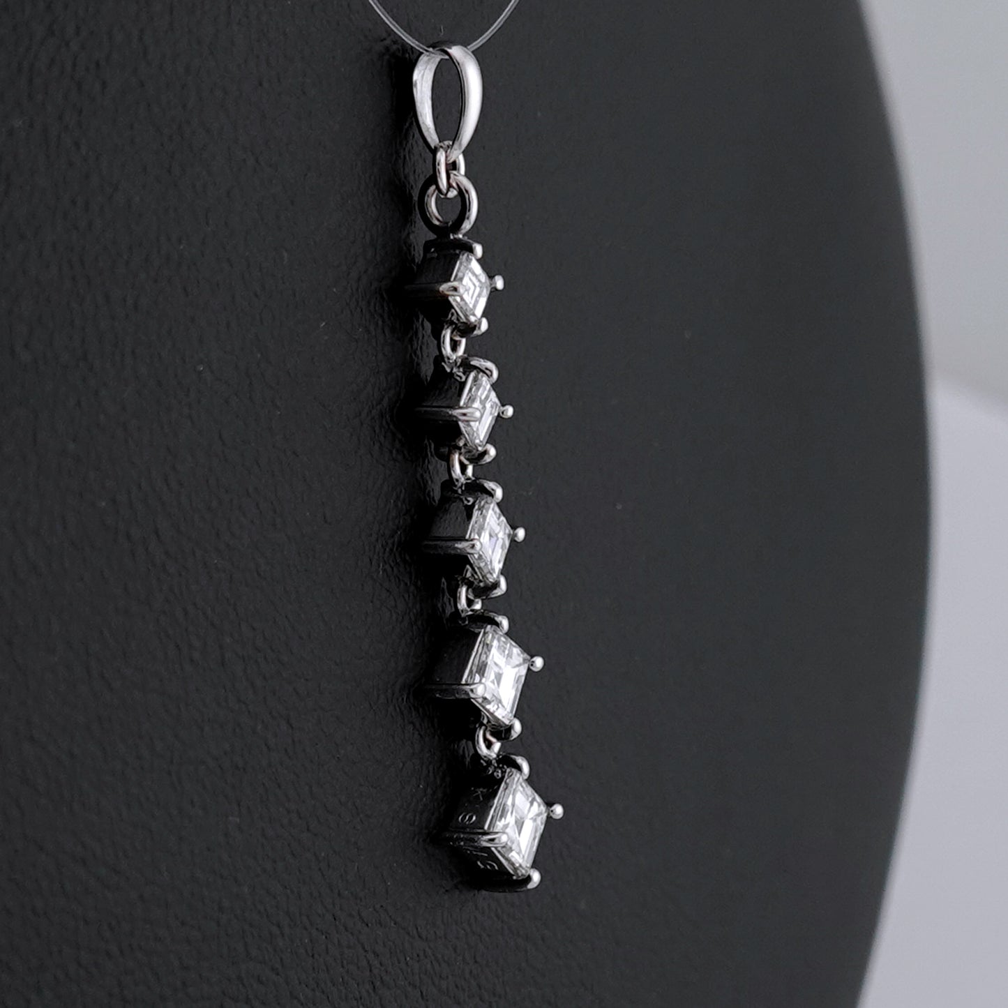 ダイヤモンドペンダントトップ 合計1.06ctのキズが少なく透明度の高い輝きの良いスクエアステップカットダイヤモンドを使用 DPH-SST-1.06ct/5p-OO06112105-K18WG