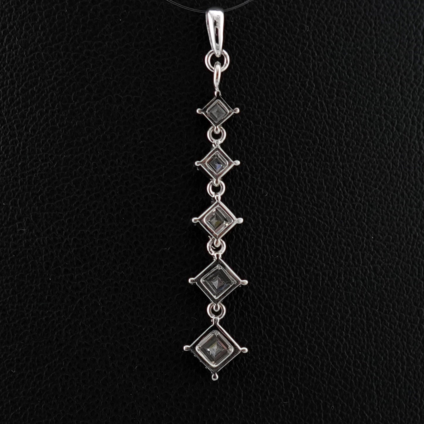 ダイヤモンドペンダントトップ 合計1.06ctのキズが少なく透明度の高い輝きの良いスクエアステップカットダイヤモンドを使用 DPH-SST-1.06ct/5p-OO06112105-K18WG