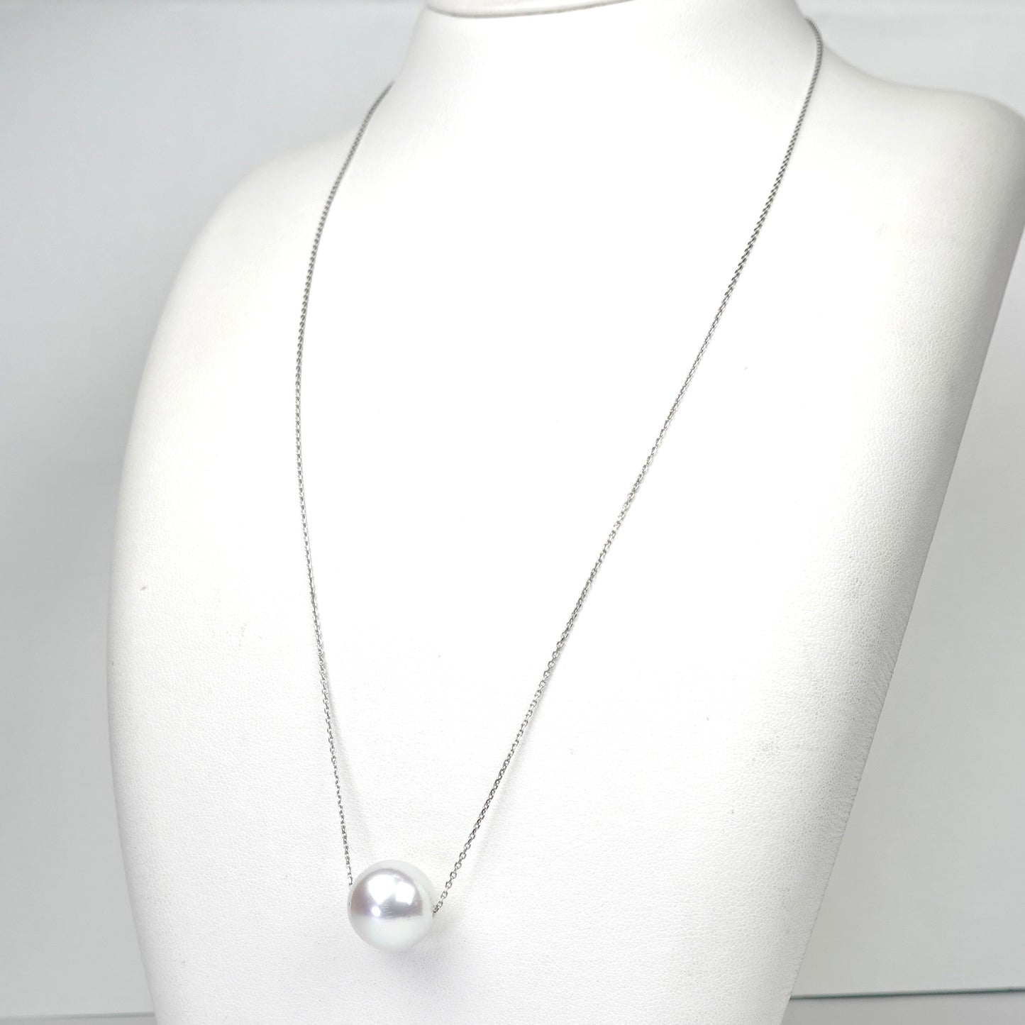 白蝶真珠ペンダント 色・照りが美しい高品質の白蝶真珠（13.8mm）シンプルデザイン PPSC-Th-13.8mm-Pt