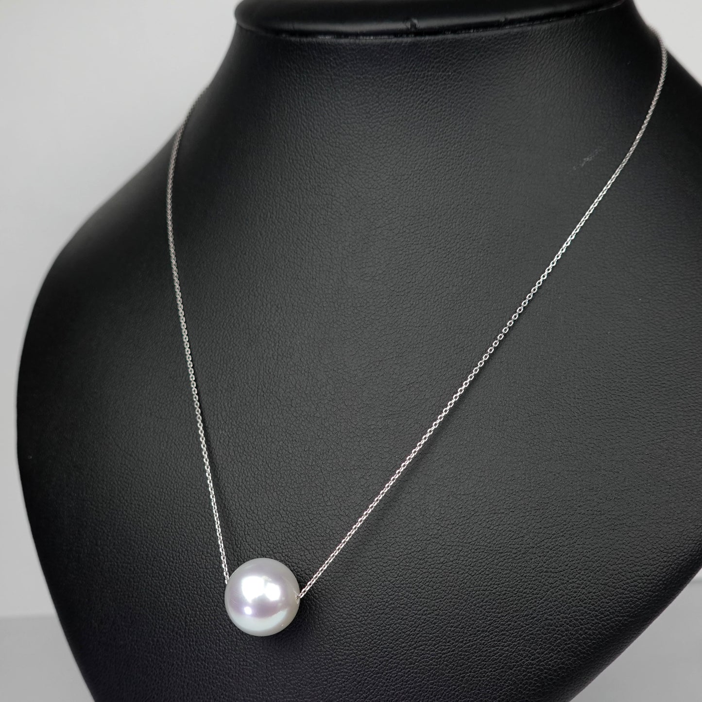 白蝶真珠ペンダント 色・照りが美しい高品質の白蝶真珠（13.8mm）シンプルデザイン PPSC-Th-13.8mm-Pt