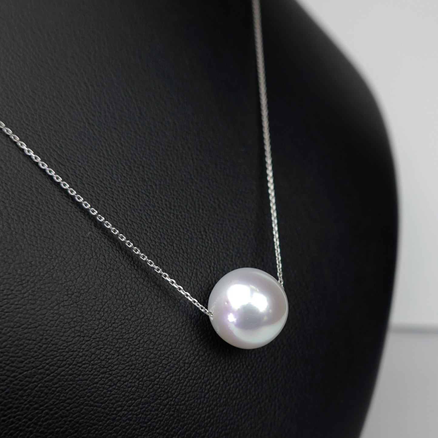 白蝶真珠ペンダント 色・照りが美しい高品質の白蝶真珠（13.8mm）シンプルデザイン PPSC-Th-13.8mm-Pt