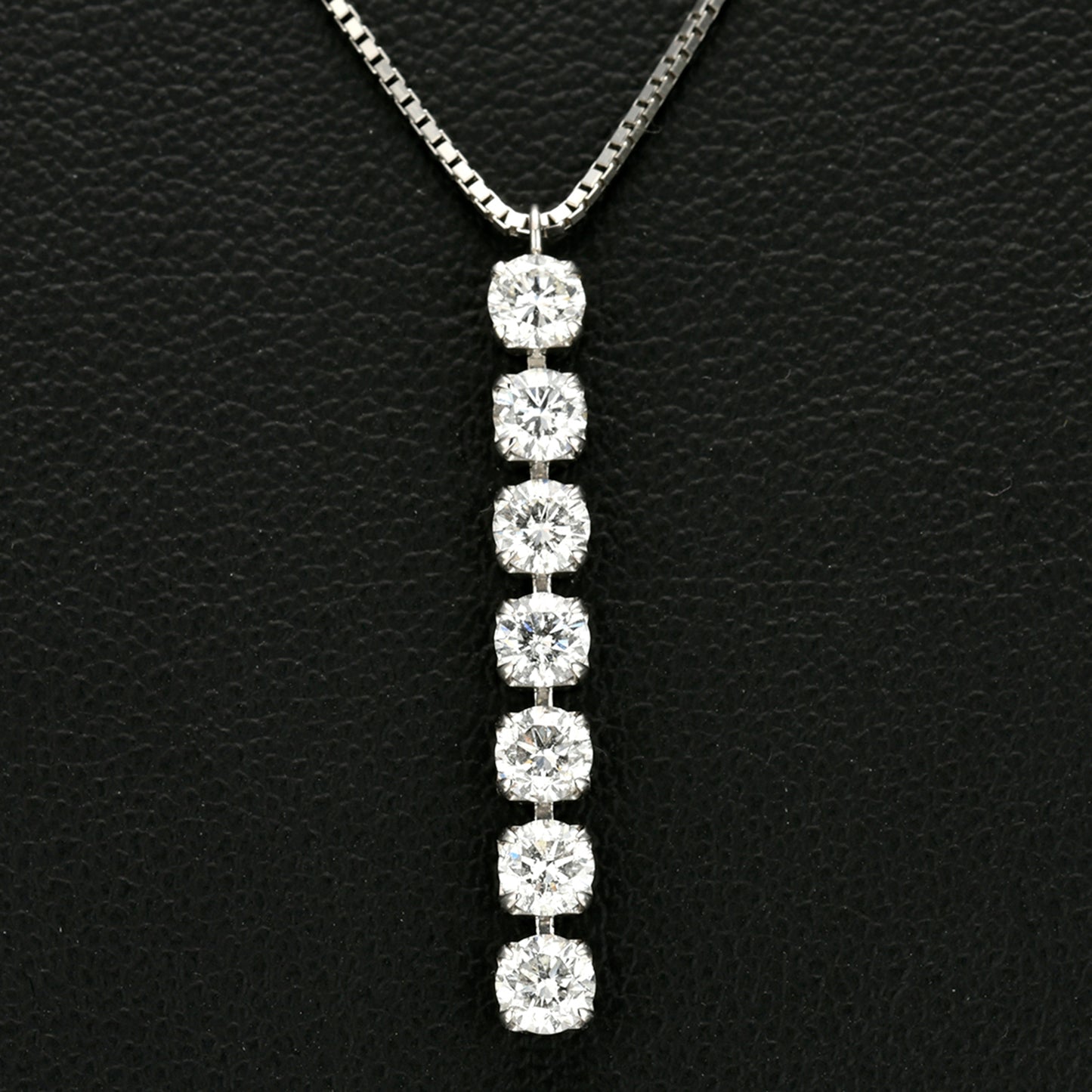 プラチナ製ダイヤモンドペンダント 合計1.00ctのきれいなダイヤモンドを使用 DJC12733-1.00ct/7p