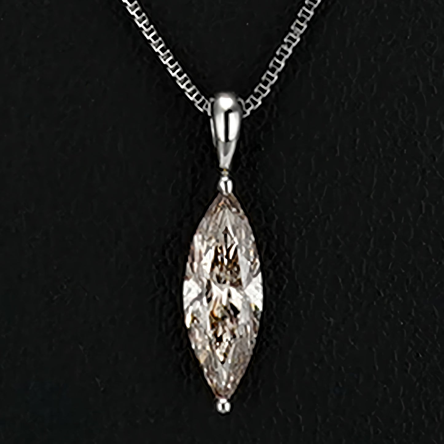 ダイヤモンドペンダント1.087ct（プラチナ） FancyLichtBrown（マーキースカット）のダイヤモンド PND-MQ-1.087ct